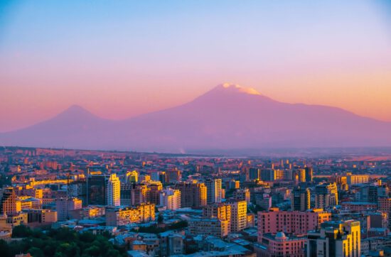 Armenische Stadt mit großen Berg im Hintergrund